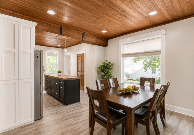 Foto del edificio - 5 Bed / 2 Bath Home in Portage, WI