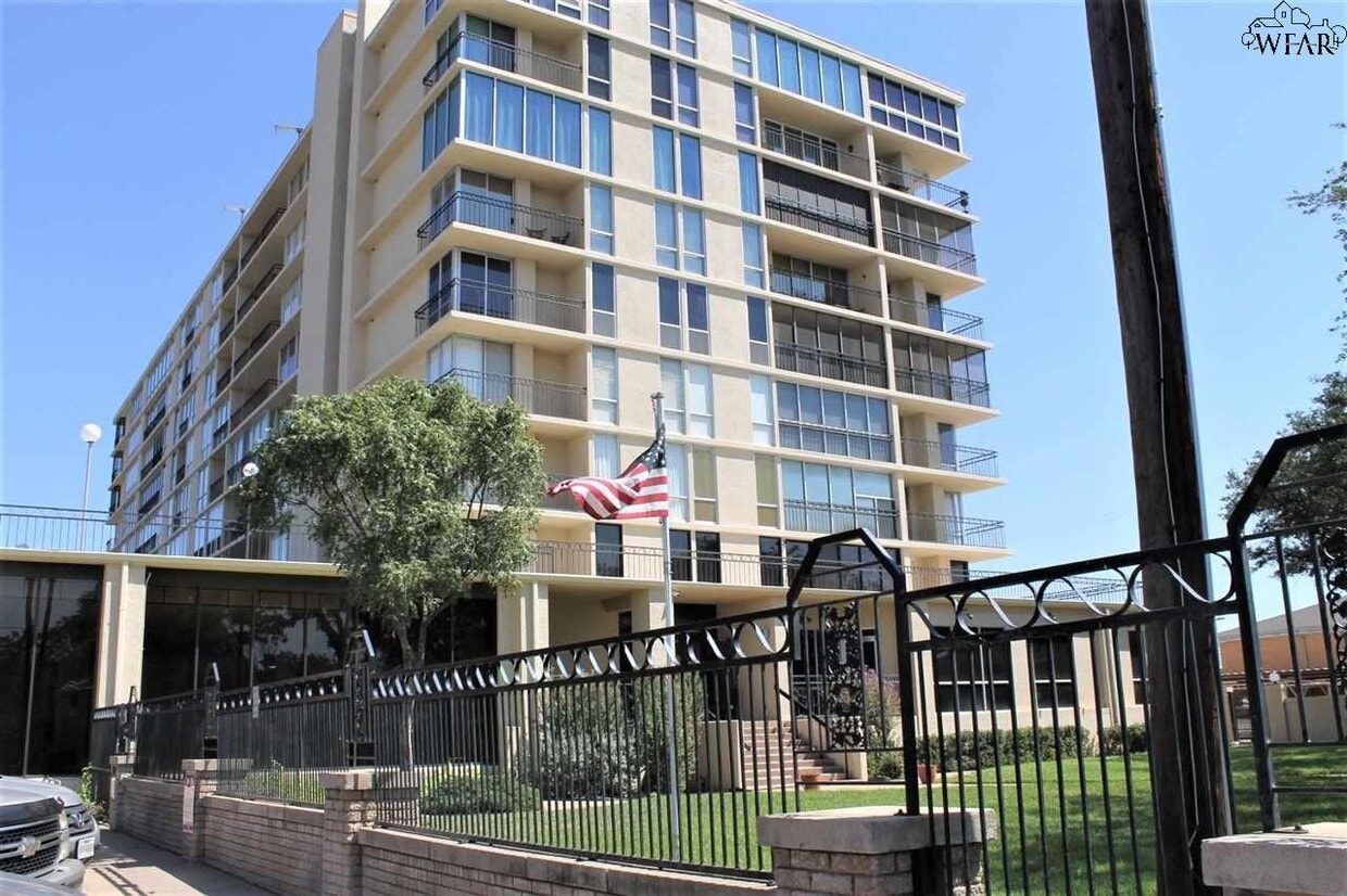 Primary Photo - 2100 Santa Fe St