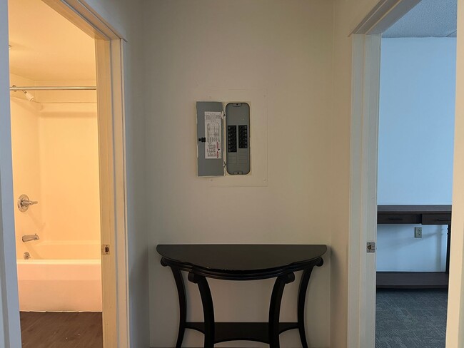Interior Photo - 407 College Ave