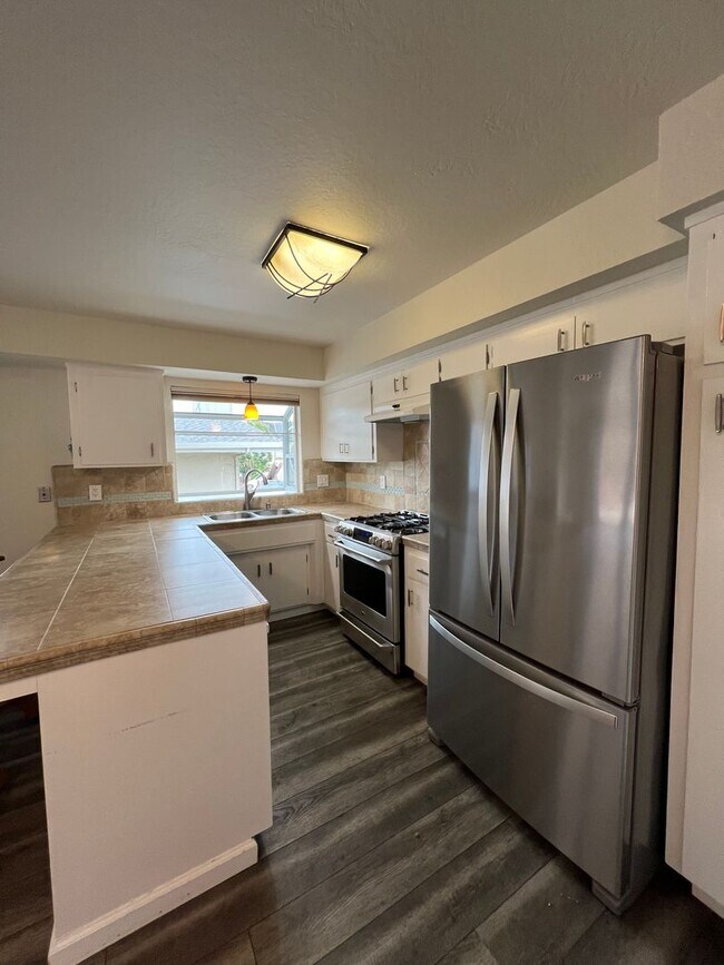 Building Photo - Short walk to the Beach / Available Now / ...