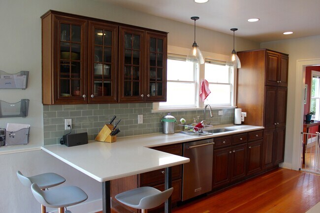 Building Photo - Beautiful Queen Anne Craftsman Home!