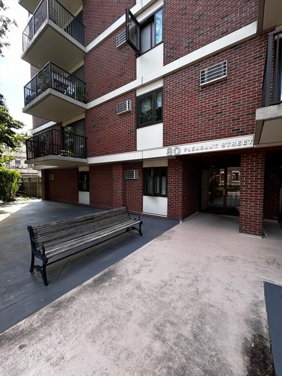 Foto del edificio - 80 Pleasant St