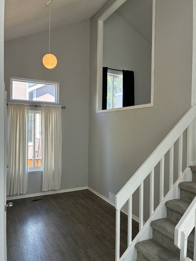 Foto del edificio - Beautiful Townhome - 4 Bedrooms 3 Bathroom with 2 Additional Bonus Rooms!