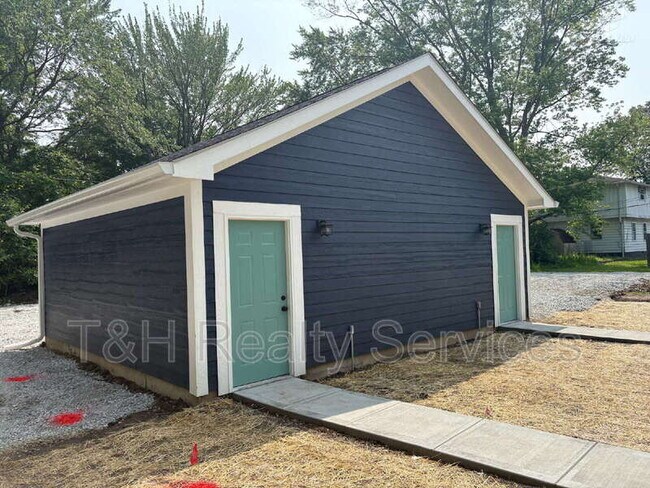 Building Photo - 621 W 39th St