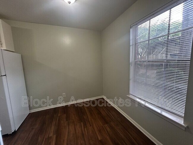 Building Photo - 3824-C Country Club Road