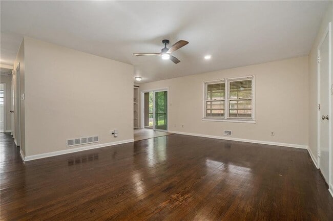 Foto del edificio - 1225 Laurel Hill Dr