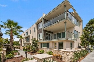 Building Photo - 765 Doheny Way