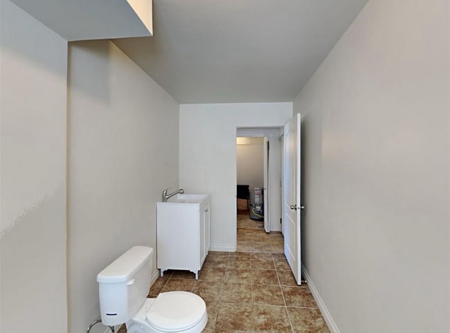 Building Photo - 261 Walton Dr
