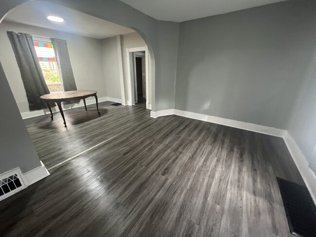 Large dining area adjoining family room - 940 Wilson St