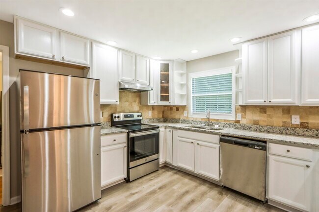 Building Photo - 4190 Carrollwood Dr
