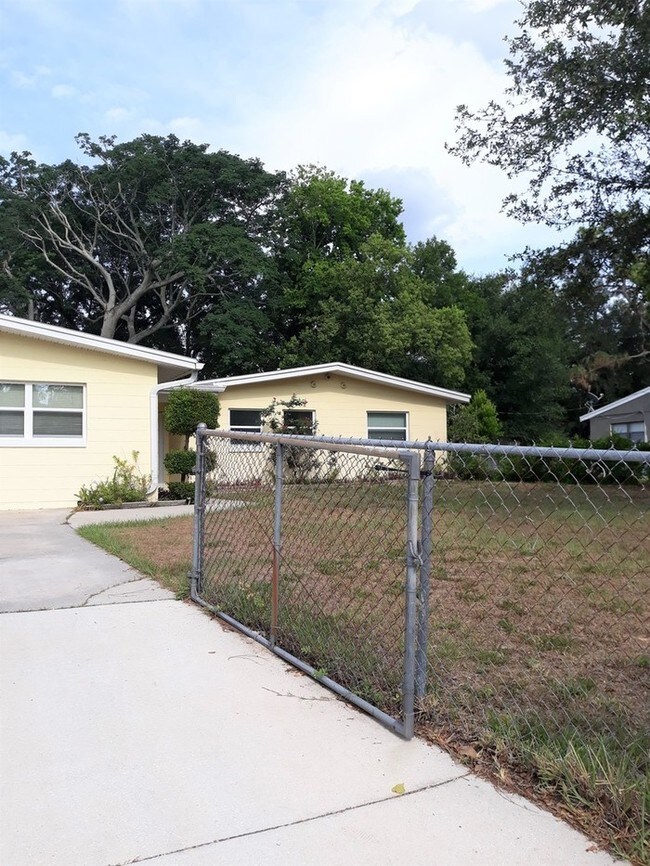 Building Photo - 4/3 with office in Lockhart neighborhood