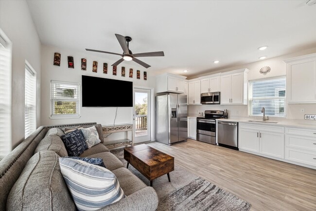 Building Photo - 14146 Miramar Dr