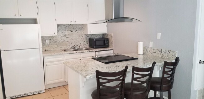 Foto del edificio - 4 br, 1 bath House - 1724 Monarch Lane