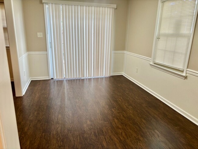Building Photo - 3 bedroom/1.5 bathroom-Courthouse Green