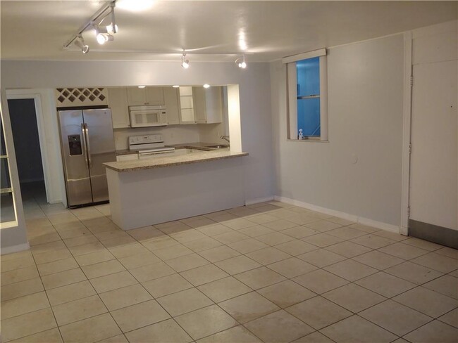 Building Photo - 1801 S Treasure Dr