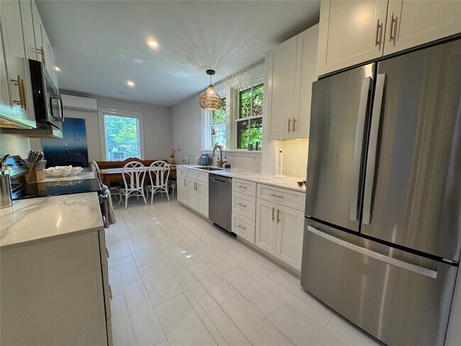 Building Photo - 8 Barney St