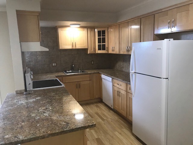 Building Photo - 655 Manor Dr