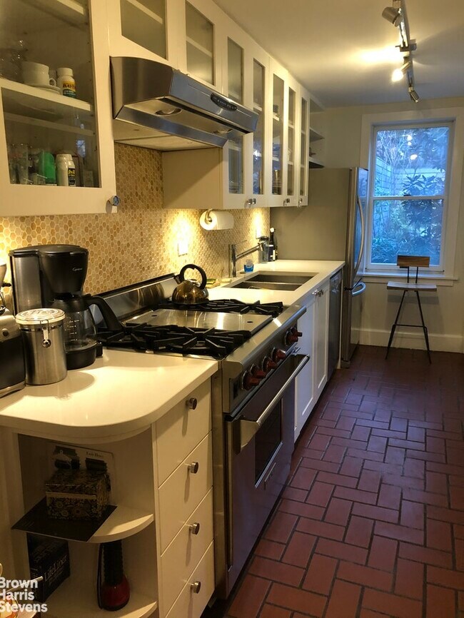 Foto del edificio - Cobble Hill Garden Apartment