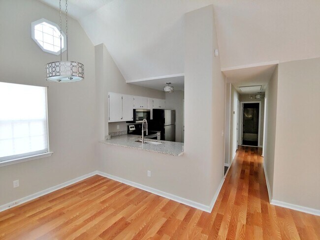Building Photo - 3 bedroom home close to UTC!