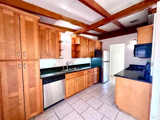 Building Photo - 220 Los Altos Pl