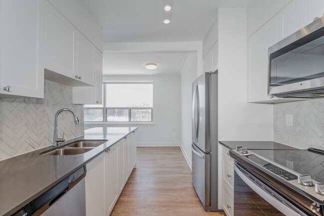 1BR, 1BA - 750SF - Kitchen - 2040 EGLINTON AVE W