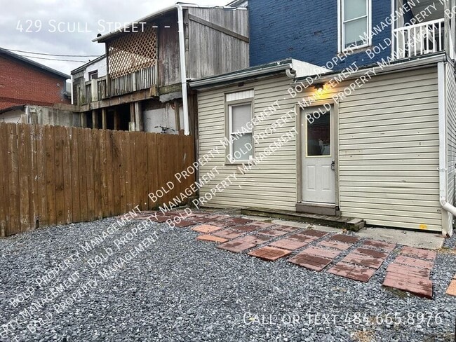 Building Photo - 429 Scull St