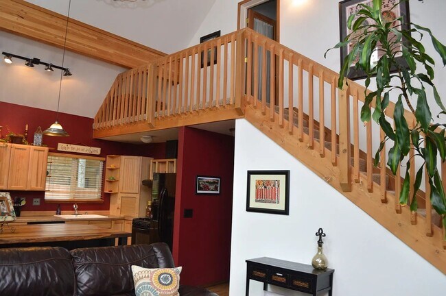 Foto del edificio - Charming 2-Bedroom Home with Mother-In-Law...