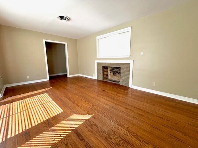 Foto del edificio - Coming Soon 10/8/25! Charming and spacious...