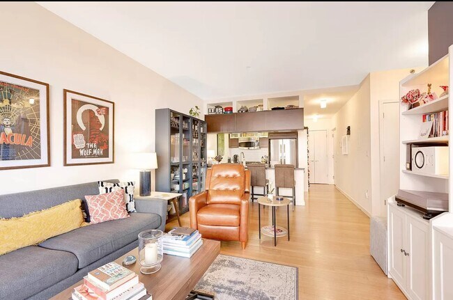 Foto del edificio - Welcome to this light-filled, spacious one...