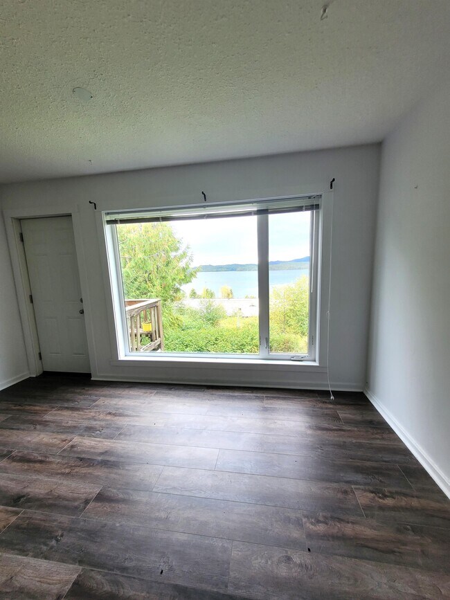 Photo du bâtiment - 916-916 1st Ave W