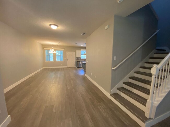 Building Photo - 3 Bedroom 2.5 Bath Townhouse in Harmony fo...