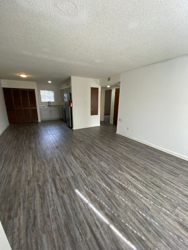 Foto del edificio - 2 bedroom/1 bath condo with off-street par...