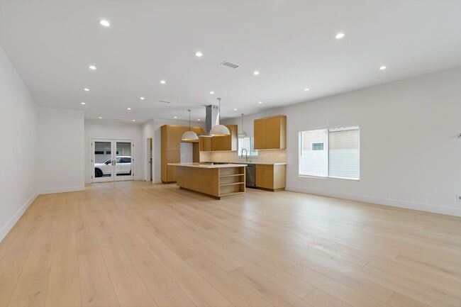 Building Photo - Beautifully Renovated 3-Bedroom Home – Mod...
