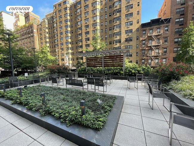 Foto del edificio - 215 E 68th St