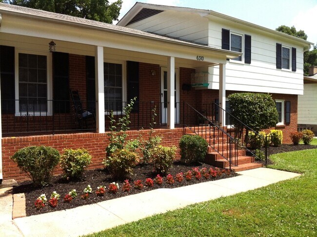 Foto del edificio - BIG House & BIG Fenced Yard. Plus Master Suite, Den, Shed, and More!