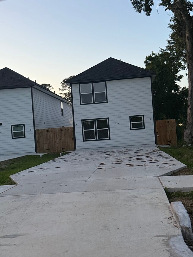 Foto del edificio - 7813 Laura Koppe Rd