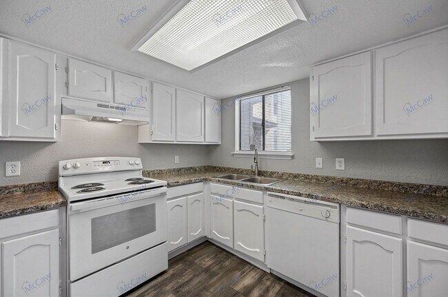 Foto del edificio - 600 Starlinda Ct