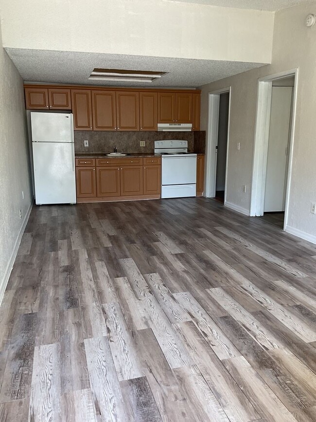 Building Photo - Live FREE for a Month – Move In Today!