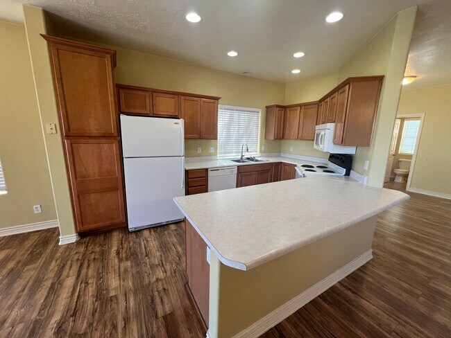 Building Photo - 3 bed, 3 bath Twin-home