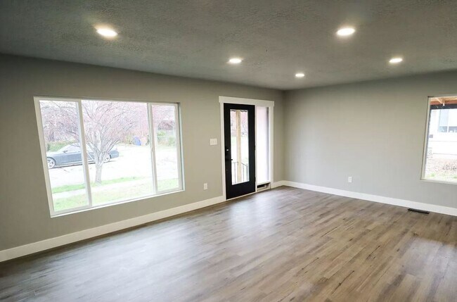 Building Photo - 948 East Atkin Avenue