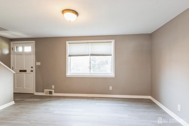Building Photo - 208 Newman St