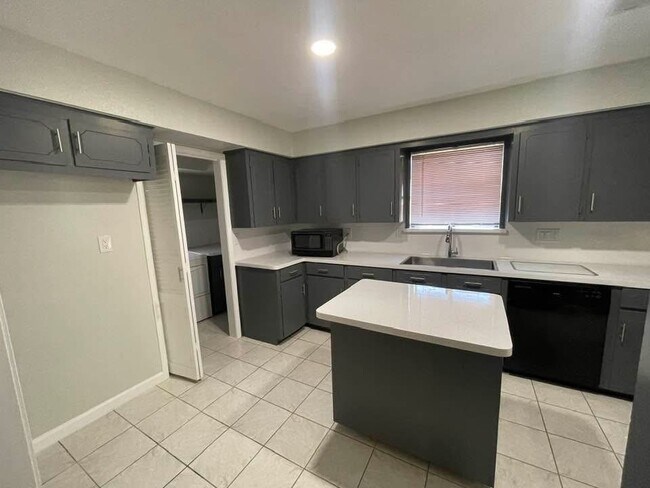 Foto del edificio - 11002 Segrest Dr