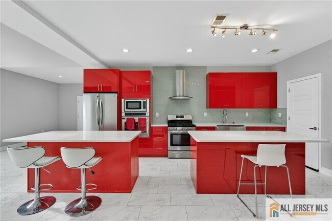 Building Photo - 19 Utica Rd