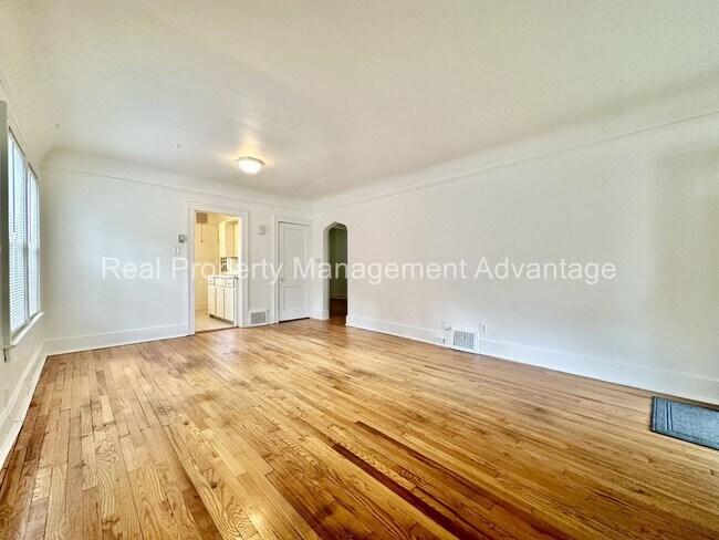 Building Photo - 541 Pearson St