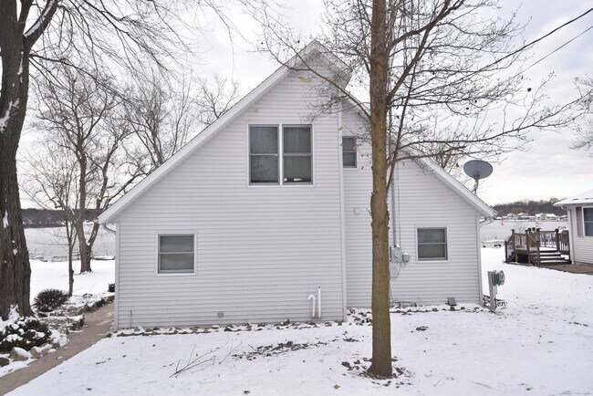 Building Photo - Donnell Lake House