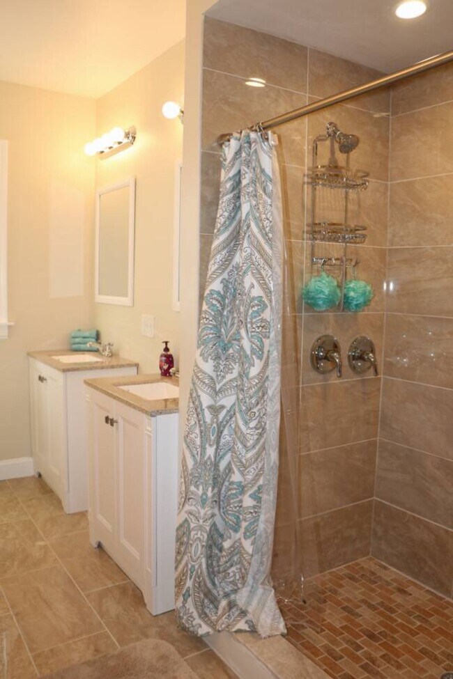 Foto del edificio - Updated 3 bedroom in Elmhurst / by Providence College