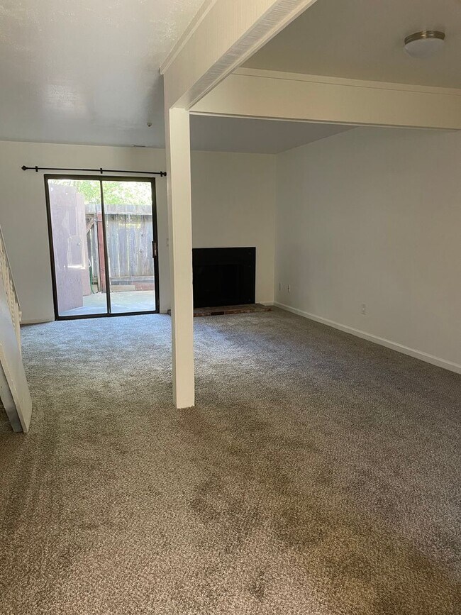 Foto del edificio - 2 Bedroom 1.5 bath Townhome!