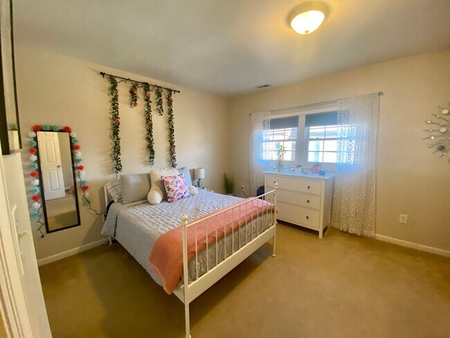 Foto del edificio - 2 Bedroom Home on Pius St Available April 1- Parking included.  Central Air.  Washer and Dryer.