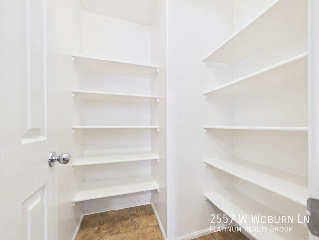 Foto del edificio - 2557 W Woburn Ln