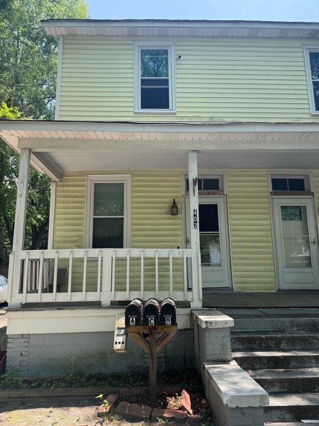 Building Photo - 402 Florida St